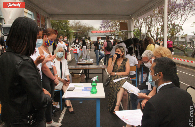 Visite des stands par les autorités Visite des stands par les autorités