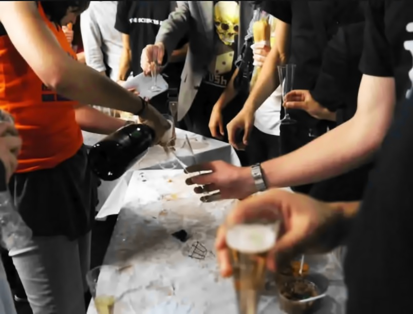 Trop de rassemblements de plus de 6 personnes ici et là... Trop de rassemblements de plus de 6 personnes ici et là...