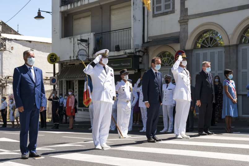 Cyrille Melchior, président du Département, Jacques Billant, Préfet de La Réunion, Sébastien Lecornu, Ministre des Outre-mer, général Yves Métayer, commandant supérieur des FAZSOI, Dominique Fournel, vice-président de la Région, et Ericka Bareigts, maire de Saint-Denis