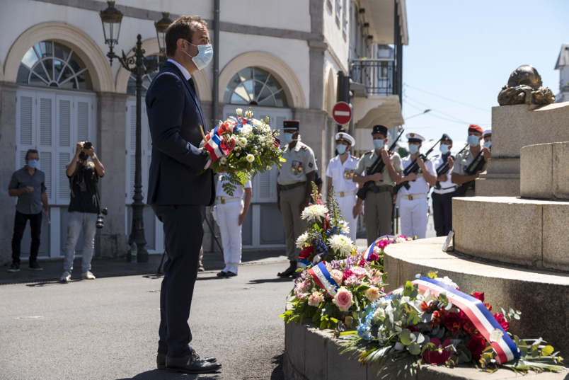 Le Ministre des Outre-mer a aussi déposé une gerbe...