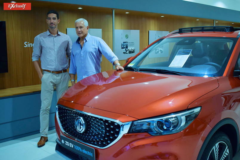 Christophe et François Caillé devant le MG ZS EV, nouveau cheval de bataille du groupe