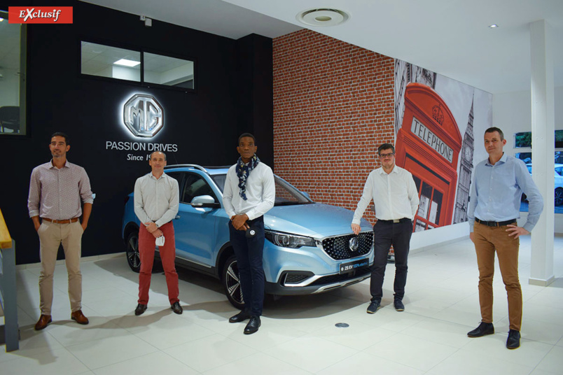 Sans masques mais distanciés: Christophe Caillé, Brand Manager MG Réunion, Alan Pinson, directeur Kolors Automobiles Saint-Denis, Enerick Malinur, commercial MG Motor, Vincent Hoarau, responsable Véhicules Electriques Groupe Caillé, et Jean-Pierre Passimourt, responsable marketing Kolors Automobiles Sans masques mais distanciés: Christophe Caillé, Brand Manager MG Réunion, Alan Pinson, directeur Kolors Automobiles Saint-Denis, Enerick Malinur, commercial MG Motor, Vincent Hoarau, responsable Véhicules Electriques Groupe Caillé, et Jean-Pierre Passimourt, responsable marketing Kolors Automobiles