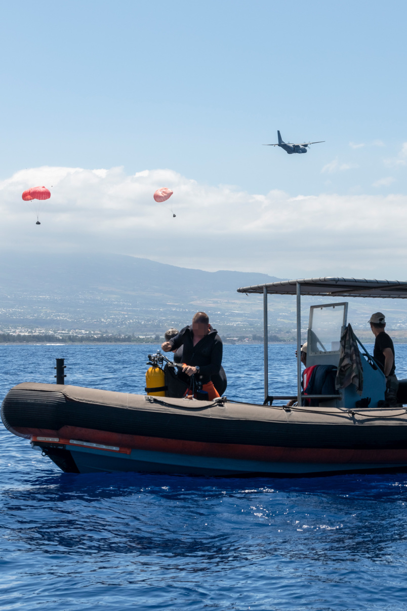 Les plongeurs de la base navale ont assuré la sécurité face au risque requin, à partir des embarcations du 2e RPIMa. Les plongeurs de la base navale ont assuré la sécurité face au risque requin, à partir des embarcations du 2e RPIMa.