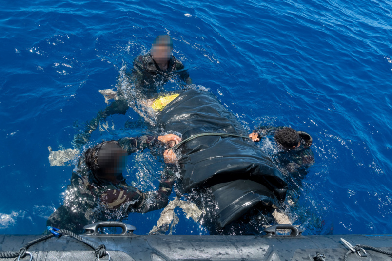 Reconditionnement des zodiacs en pleine mer... Reconditionnement des zodiacs en pleine mer...