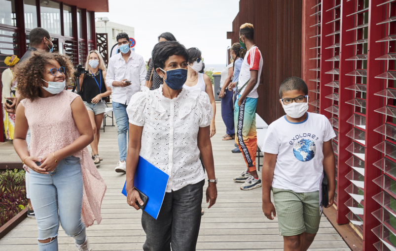 La maire Ericka Braeigts avec les deux enfants qui ont planté l'arbre La maire Ericka Braeigts avec les deux enfants qui ont planté l'arbre