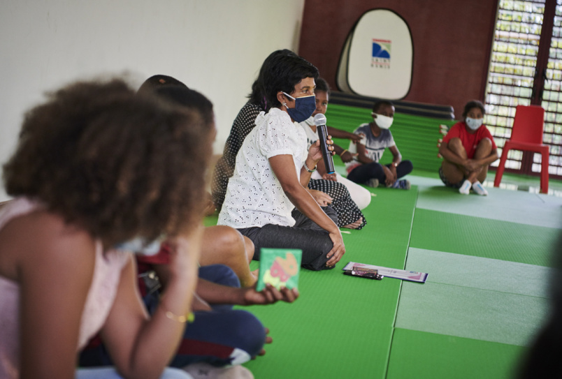 La maire de Saint-Denis face aux enfants La maire de Saint-Denis face aux enfants