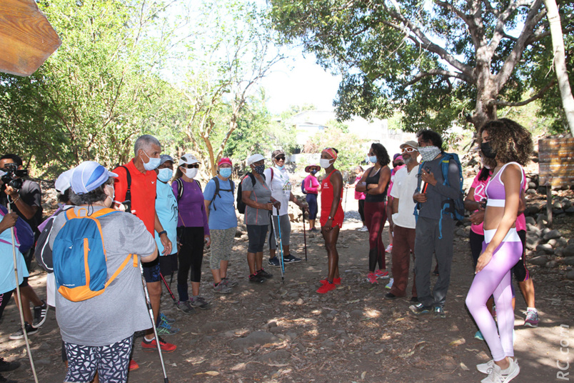 Rencontre avec des randonneurs dans le parc Rosthon