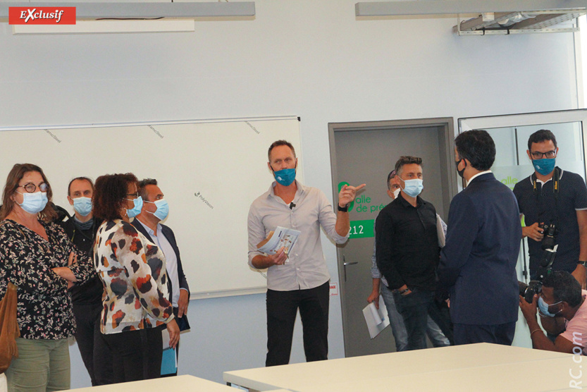 Visite des locaux sous la conduite de François Garde, directeur  par intérim de l'ESIROI