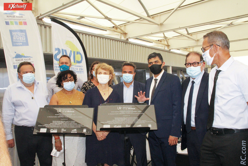 Les officiels ont dévoilé la plaque commémorative... Les officiels ont dévoilé la plaque commémorative...