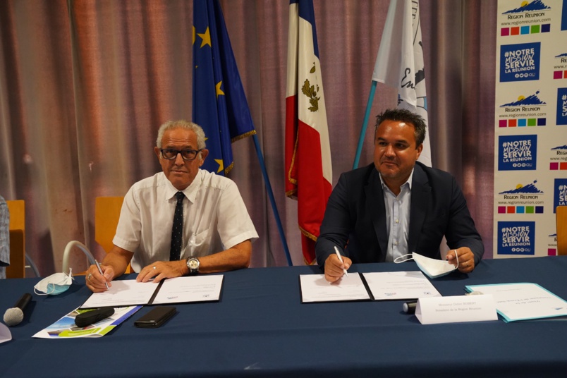 Convention signée entre Jean-Claude Lacouture, maire de l'Etang-Salé et Didier Robert, président de la Région, pour un montant de plus de 16 millions d'euros