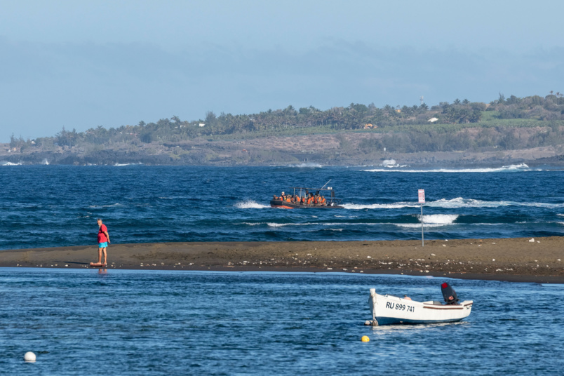 Ils se rapprochent des côtes, débarquement imminent... sous le regard tranquille du promeneur Ils se rapprochent des côtes, débarquement imminent... sous le regard tranquille du promeneur