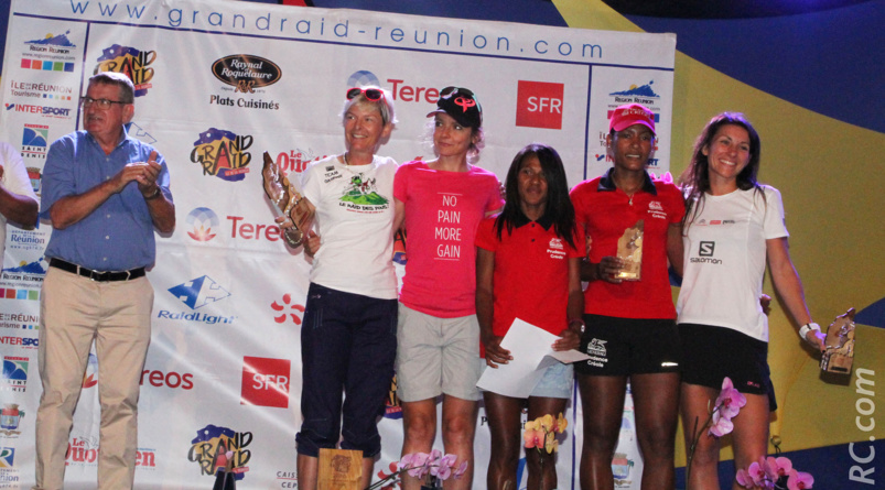 Avec les bravos de Dominique Fournel, vice-président à la Région Réunion, sur le podium du Grand Raid de 2017 : Andrea Huser, Emilie Lecomte, Marcelle Puy-Vienne, Gilberte Libel, Perrine Tramoni