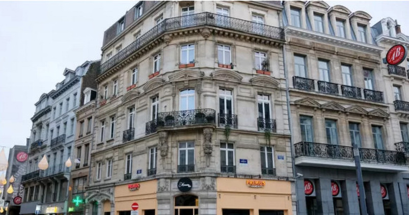 La police a débarqué dans un appartement de cet immeuble de Bruxelles