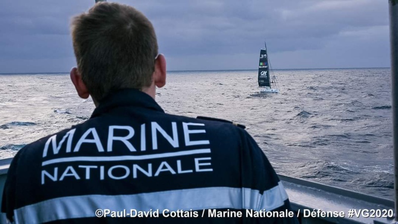 Après avoir établi un contact visuel avec le voilier de Jean Le Cam... Après avoir établi un contact visuel avec le voilier de Jean Le Cam...