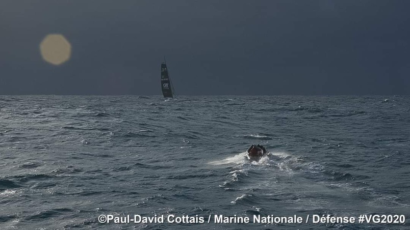L'embaraction est mise à l'eau pour aller récupérer Kévin Escoffier... L'embaraction est mise à l'eau pour aller récupérer Kévin Escoffier...