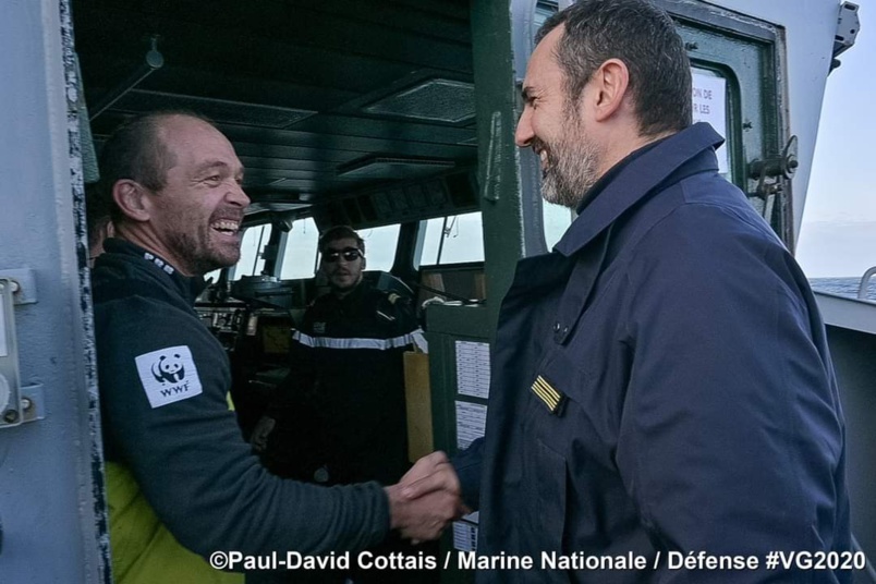 Mission réussie pour le Capitaine de Vaisseau Frédéric Barbe, commandant de la FS Nivôse et son équipage: le skipper est à bord du bâtiment militaire et fait route vers La Réunion