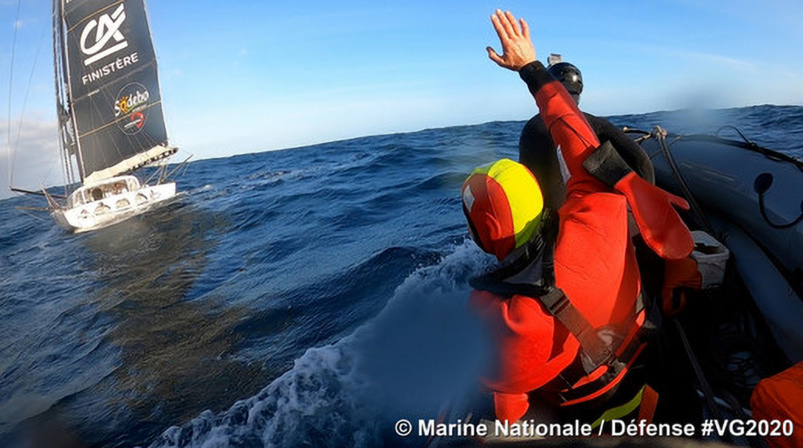 L'au-revoir de Kévin Escoiffier à Jean Le Cam qui lui a sauvé la vie quelques jours plus tôt en pleine mer démontée!