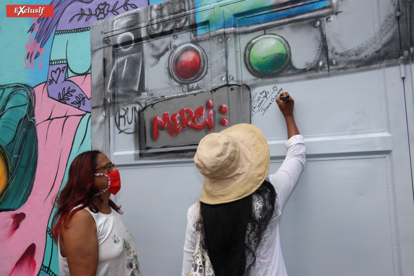 Chaque bénévole est invité à signer l'oeuvre Chaque bénévole est invité à signer l'oeuvre