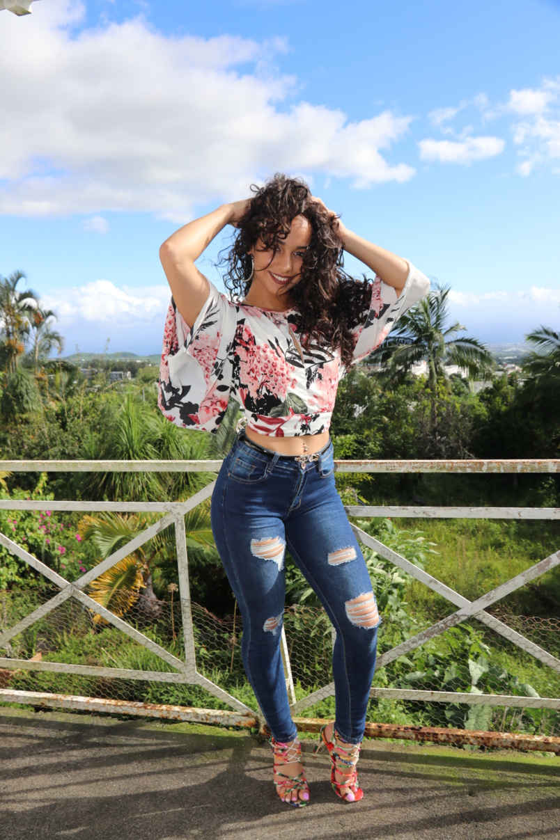 La belle Clara Roland, fitness girl, chanteuse, vient de sortir son album "Mon univers"