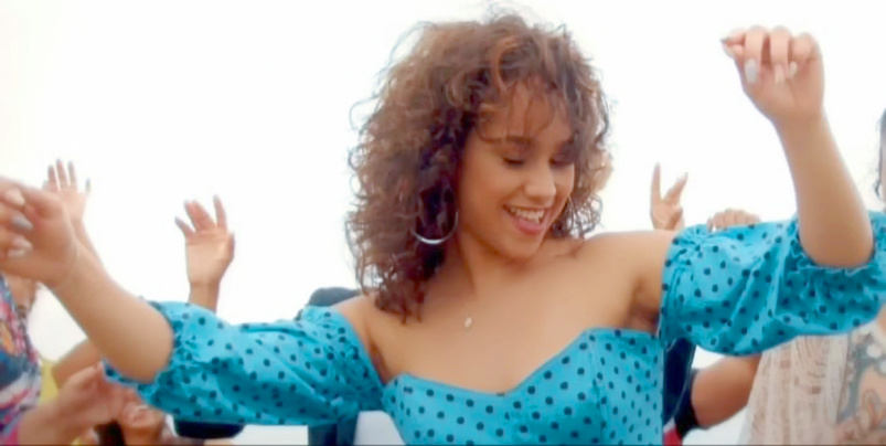 Dans le cip "Kozmen domoune"... Nous publierons le clip sur notre Facebook
