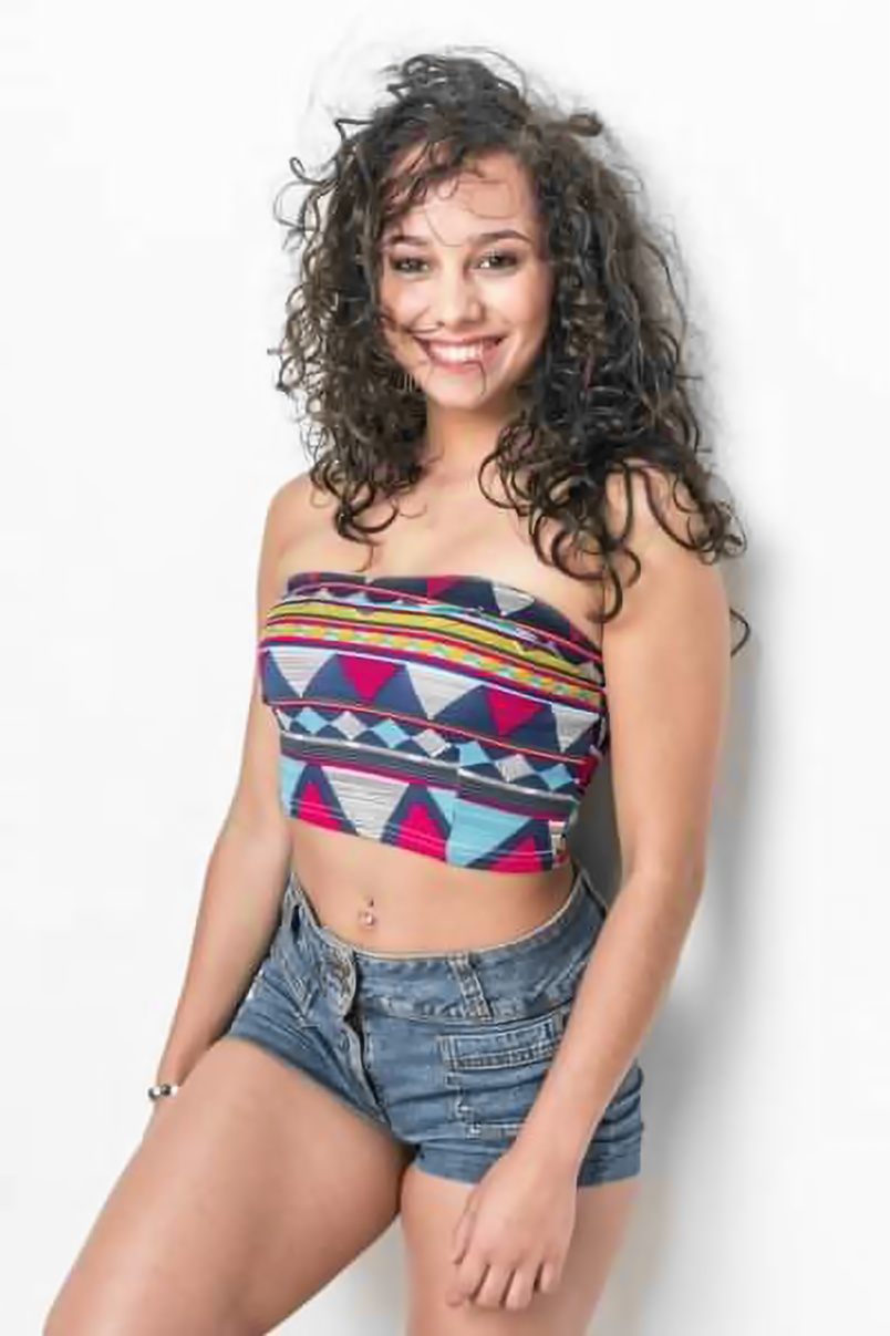 La belle Clara Roland, fitness girl, chanteuse, vient de sortir son album "Mon univers"
