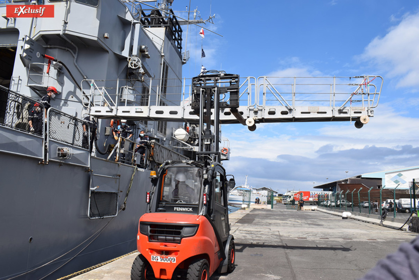 Le Fenwick va disposer l'échelle entre le Nivôse et le quai Le Fenwick va disposer l'échelle entre le Nivôse et le quai