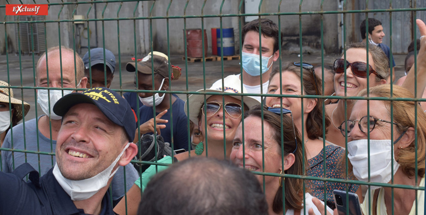 L'incontournable selfie avec les fans venus l'accueillir au Port