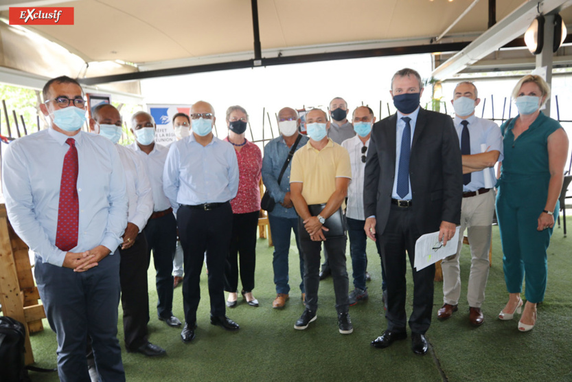 Le Préfet de La Réunion entouré des signataires du protocole