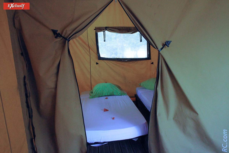 Les traditionnelles tentes du camping côtoient désormais les bungalows à l'architecture créole