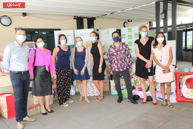 Les membres du GESER et de l’Association Les Mille Pat’ réunis avant l'envoi des dons au CHU Nord Les membres du GESER et de l’Association Les Mille Pat’ réunis avant l'envoi des dons au CHU Nord