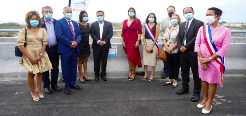 Les officiels lors de l'inauguration, ou la rencontre obligée des ennemis jurés Les officiels lors de l'inauguration, ou la rencontre obligée des ennemis jurés