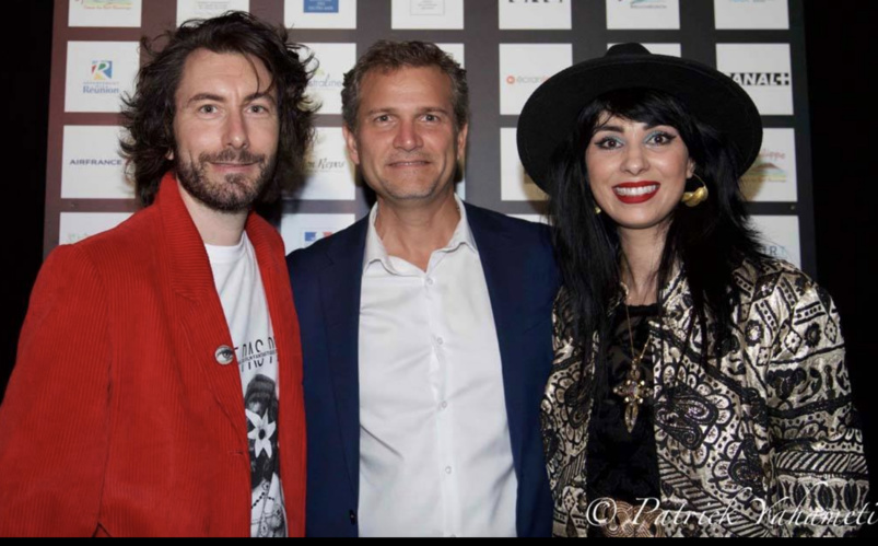 Olivier Rivière, maire de Saint-Philippe, entouré de Nicolas Luquet et Aurélia Mengin, organisateurs du Festival MEME PAS PEUR