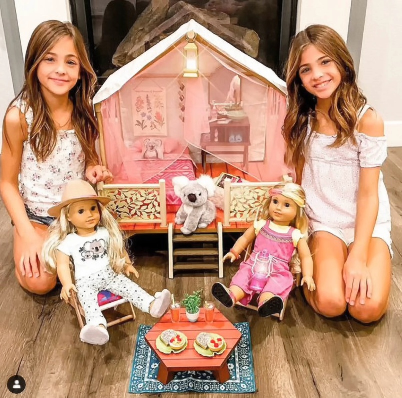 Mannequins certes, mais elles ont l'âge de jouer à la poupée! Mannequins certes, mais elles ont l'âge de jouer à la poupée!