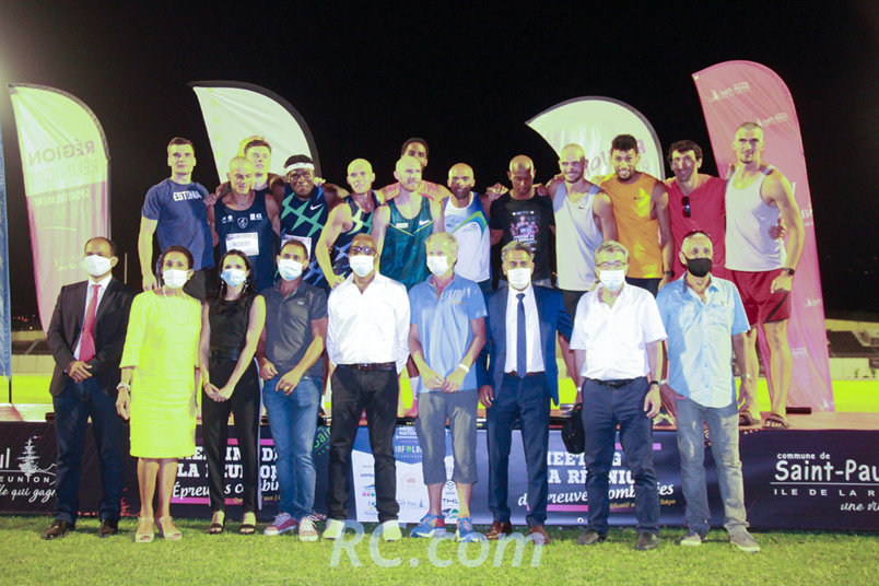 Les décathloniens et les officiels posent ensemble Les décathloniens et les officiels posent ensemble