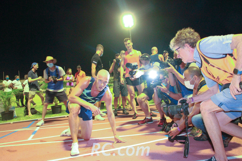 A l'issue de ses 10 travaux d'Hercule, Kevin se relève, entouré de photographes et de cameramen A l'issue de ses 10 travaux d'Hercule, Kevin se relève, entouré de photographes et de cameramen