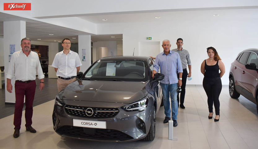 Jean-Charles Cotto, brand manager Opel Réunion, Marc Bergeretti, directeur général du pôle auto du Groupe Caillé, François Caillé, président du groupe, son fils Christophe Caillé, brand manager de la marque MG, et Emilie Dubard, chef produit Opel Réunion et chargée marketing