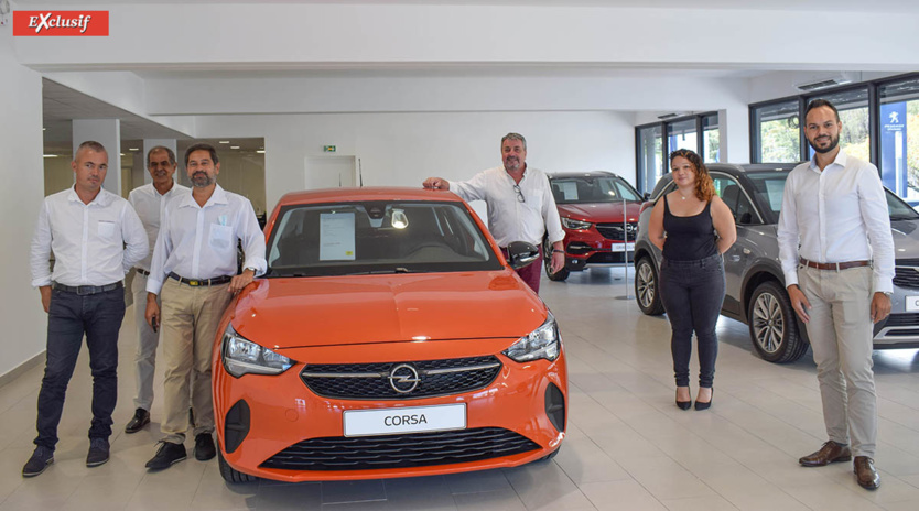 François Boyer, Idriss Ahmod et Amine Dessaye, commerciaux Opel, Jean-Charles Cotto, directeur Opel Réunion, Emilie Dubard, chef produit Opel, et Vincent Surel, chef des ventes Opel