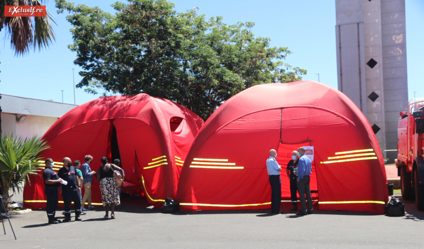 Consulation pré-vaccinale sour une tente, injection sous l'autre tente Consulation pré-vaccinale sour une tente, injection sous l'autre tente