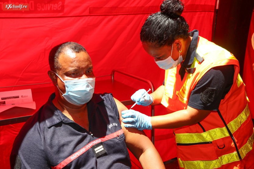 Les pompiers font partie des premiers vaccinés de l'île