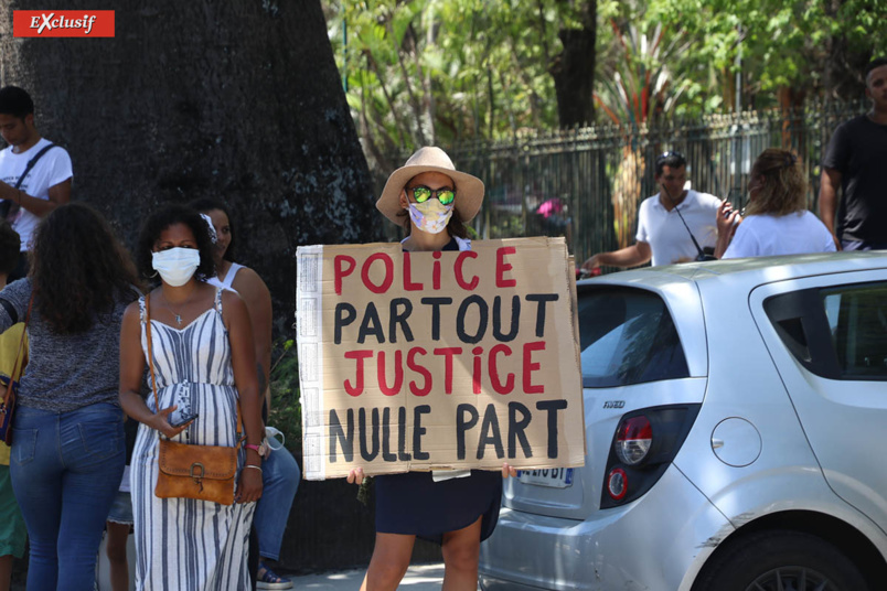 Arrêt devant le commissariat Arrêt devant le commissariat