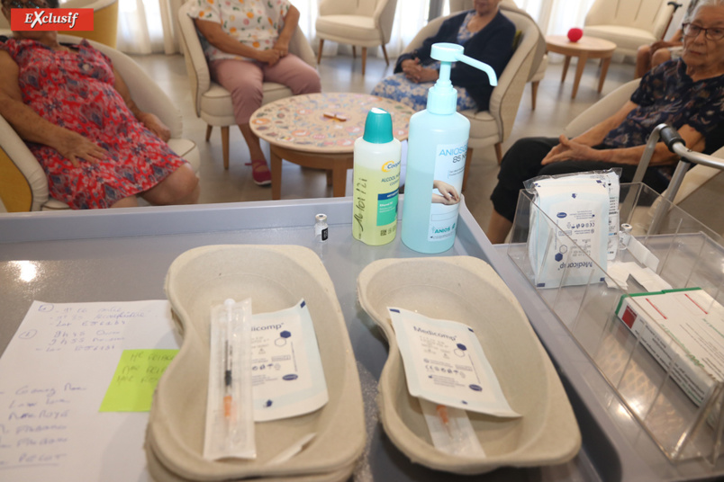 ARS Réunion: vaccination des personnes âgées à l'EHPAD Aude