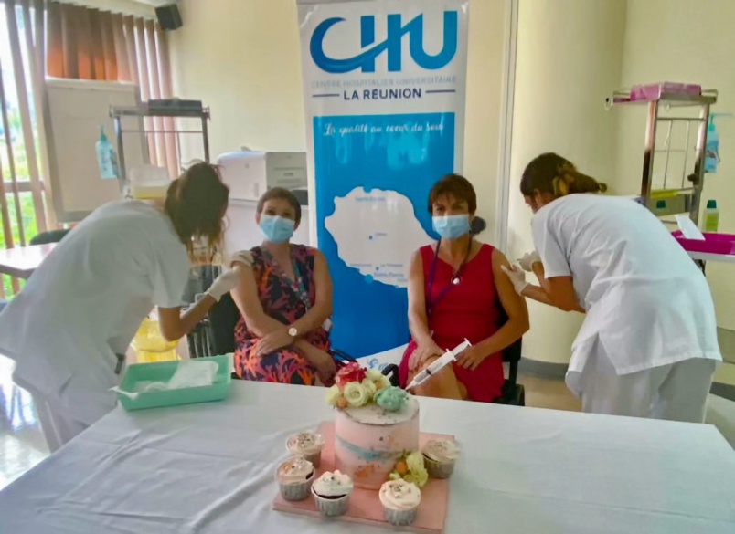 Les Professeurs Frédérique Sauvat et Bérénice Doray se sont faites vacciner le jour de leur anniversaire!