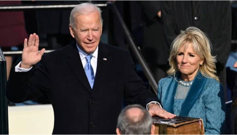 Joe Biden prêtant serment aux côtés de son épouse Jill, désormais First Lady