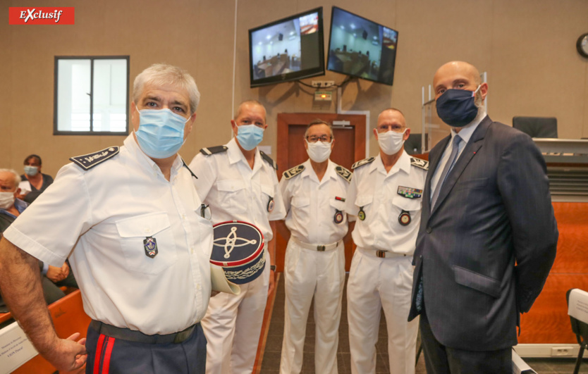 Patrice Vernet, directeur régional des Douanes, Pascal Vion, directeur de la Maison d'Arrêt de Saint-Pierre, Patrice Puaud, directeur du Centre de Détention du Port, Pascal Bruneau, directeur du Centre Pénitentiaire de Saint-Denis, et Charles Giusti, Préfet des TAAF Patrice Vernet, directeur régional des Douanes, Pascal Vion, directeur de la Maison d'Arrêt de Saint-Pierre, Patrice Puaud, directeur du Centre de Détention du Port, Pascal Bruneau, directeur du Centre Pénitentiaire de Saint-Denis, et Charles Giusti, Préfet des TAAF