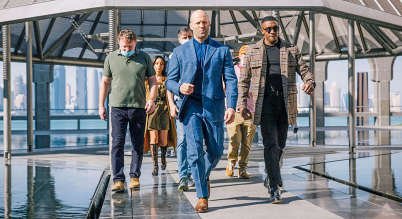 Jason Statham avec quelques acteurs et l'équipe du film au Qatar