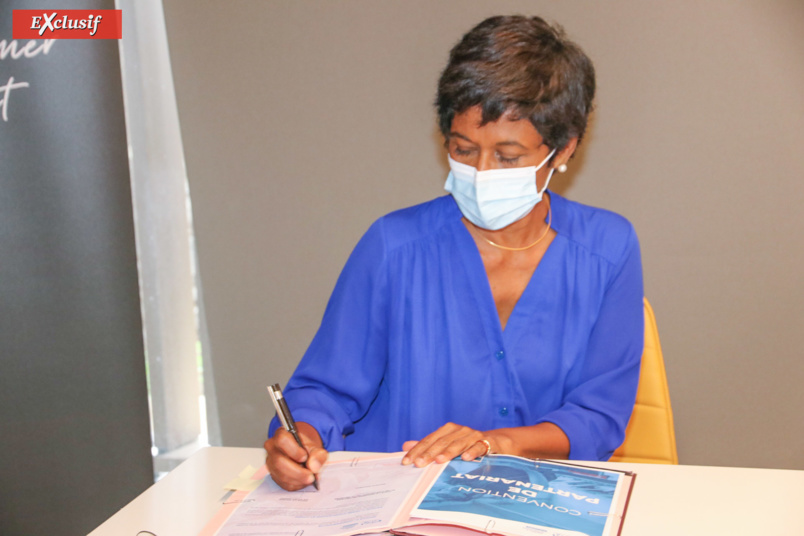 Début de la séance de signature des conventions... Début de la séance de signature des conventions...