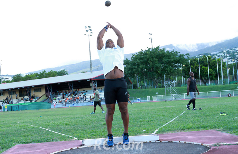 Un lancer peu orthodoxe de Christian Nacou, 3ème au poids Un lancer peu orthodoxe de Christian Nacou, 3ème au poids