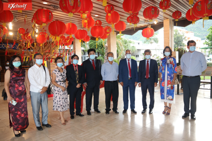 Le président Cyrille Melchior, le vice-consul de Chine Tian Ye, avec les élus du Département et les présidents des associations chinoises