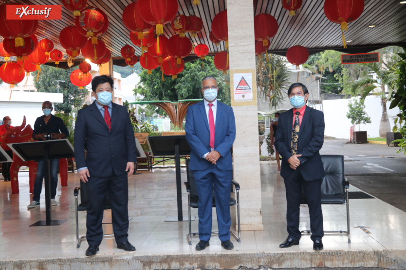 Tian Ye, vice-consul général de la République populaire de Chine, Cyrille Melchior, président du Département, et Daniel Thiaw Wing Kai, président de la Fédération des Associations Chinoises