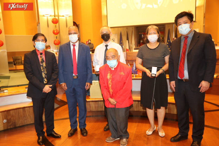 Daniel Thiaw Wing Kai, Cyrille Melchior et Tian Ye, avec les trois médaillés: Roland Ah-Hot, Georges Chane-Lock, et Kitmui Law-Hang Daniel Thiaw Wing Kai, Cyrille Melchior et Tian Ye, avec les trois médaillés: Roland Ah-Hot, Georges Chane-Lock, et Kitmui Law-Hang